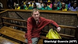 Peter Frederiksen assis dans le box des accusés au tribunal de Bloemfontein en Afrique du Sud le 4 novembre 2015.