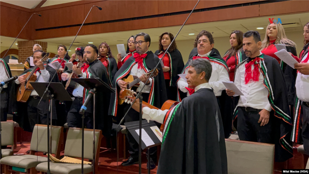 Un hermoso coro acompañó la santa misa y entonó el himno en honor a la Virgen y las mañanitas el jueves 12 de diciembre.