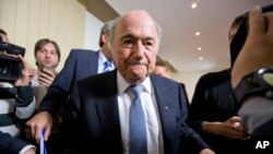 Presiden FIFA Sepp Blatter didesak untuk menjatuhkan sanksi terhadap Israel karena membatasi pemain asing (foto: dok).