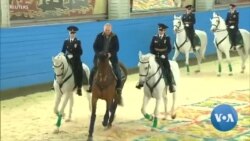 Poutine à cheval pour rendre hommage à des femmes policières