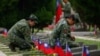 资料照：士兵在台湾离岛金门为第二次台海危机(台湾称“八二三炮战”）65周年纪念仪式进行准备。(2023年8月23日)