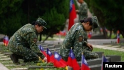 資料照：士兵在台灣離島金門為第二次台海危機(台灣稱「八二三砲戰」）65週年紀念儀式進行準備。(2023年8月23日)