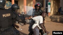 La police arrête un manifestant anti-gouvernemental, Ouagadougou, Burkina Faso, le 30 octobre 2014.