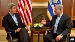 U.S. Secretary of State John Kerry (l) meets with Israeli Prime Minister Benjamin Netanyahu in Jerusalem, June 27, 2013.