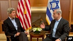 Menlu AS John Kerry (kiri) bertemu dengan PM Israel Benjamin Netanyahu, di Yerusalem (27/6) dalam upaya menghidupkan kembali perundingan damai Israel-Palestina. 