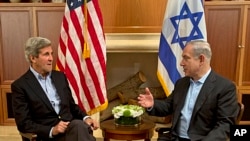美国国务卿克里(左)和以色列总理内塔尼亚胡6月27日在耶路撒冷会晤
