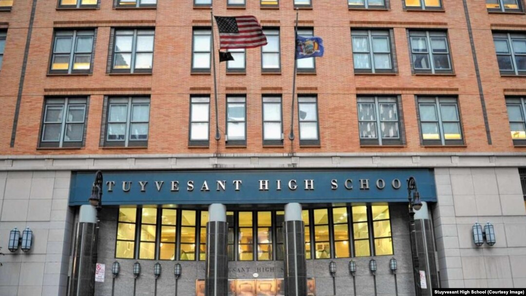 Trường Trung học Stuyvesant ở thành phố New York được trang web Niche.com bầu chọn là một trong bốn trường trung học hàng đầu của Mỹ.