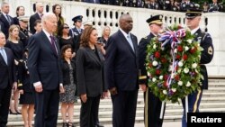 صدر بایډن، نایبه صدره کمېلا هېرس او دفاع وزیر لائيډ آسټن د سپاهي ګمنام په مقبرې د ګلو ګېډۍ کېښوده