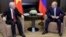 Tổng Bí thư Đảng Cộng sản Việt Nam Nguyễn Phú Trọng (trái) gặp Tổng thống Nga Vladimir Putin tại dinh thự Bocharov Ruchei ở khu nghỉ dưỡng Biển Đen ở Sochi, Nga, vào ngày 6/9/2018. Reuters cho biết Việt Nam đã nhiều lần mời ông Putin đến thăm trong những tháng gần đây.