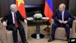 Tổng bí thư Đảng Cộng sản Việt Nam Nguyễn Phú Trọng hội đàm cùng Tổng thống Nga Vladimir Putin trong dinh Bocharov Ruchei tại thành phố Sochi ven Biển Đen, Nga, ngày 6 tháng 9, 2018.