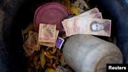 Billetes de 100 bolívares fueron tirados a la basura en una estación de servicio en Caracas, Venezuela, el lunes, 20 de agosto de 2018.