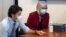 Le Premier ministre canadien Justin Trudeau et la ministre de la Santé Patty Hajdu examinent des flacons de vaccin COVID-19 à Ottawa, le 16 décembre 2020. (Reuters)