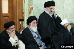 از راست: صادق لاریجانی، آیت الله خامنه‌ای، احمد علم الهدی و ابراهیم رئیسی