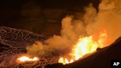 En esta fotografía proporcionada por el Servicio Geológico de Estados Unidos, se observa una erupción en la cima del volcán Kilauea en Hawái, el lunes 23 de diciembre de 2024. (N. Deligne/Servicio Geológico de Estados Unidos vía AP)