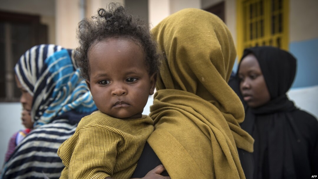 Pengungsi Sudan yang melarikan diri dari bentrokan di Tripoli, beristirahat di sebuah sekolah di ibukota Libya, 24 April 2019. 