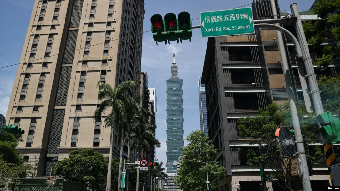 Jalan kosong dengan pemandangan gedung landmark Taiwan Taipei 101 menyusul lonjakan infeksi COVID-19 di Taipei, Taiwan 20 Mei 2021. (Foto: REUTERS/Ann Wang)
