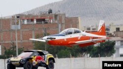 Pebalap Sebastian Loeb saat melakukan "aksi balapan" dengan sebuah pesawat terbang (foto: ilustrasi). 