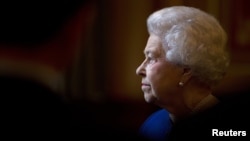 Britain's Queen Elizabeth marks Diamond Jubilee with tour of Foreign and Commonwealth Office, London, Dec. 18, 2012.