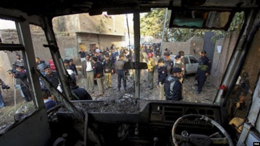 Bus sekolah yang menjadi sasaran serangan bom di pinggiran kota Peshawar.