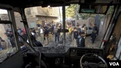 Bus sekolah yang menjadi sasaran serangan bom di pinggiran kota Peshawar.