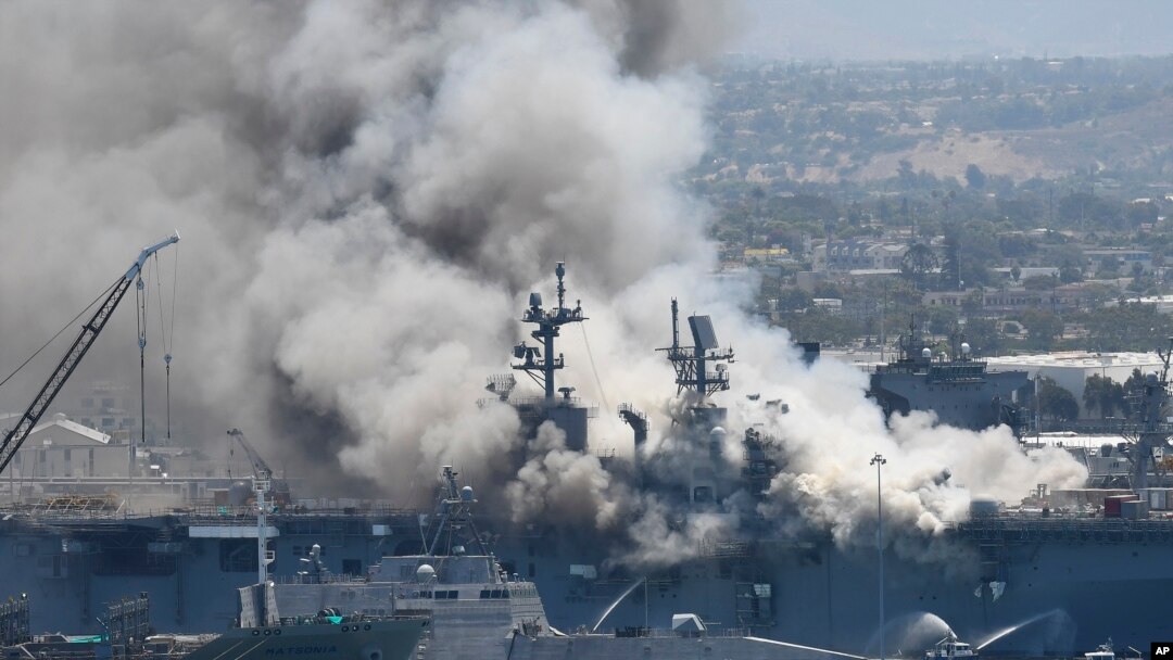 滅火行動繼續在美國海軍“好人理查號”( USS Bonhomme Richard )兩棲攻擊艦上展開。(2020年7月14日)