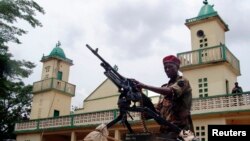 Tentara dari pasukan aliansi pemberontak menjaga masjid tempat Presiden Republik Afrika Tengah yang baru Michel Djotodia shalat Jumat di ibukota Bangui (29/3). (Foto: Dok)