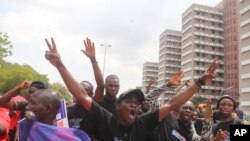 আবুজায় সুপ্রিম কোর্ট নাইজেরিয়ার প্রেসিডেন্ট বোলা তিনুবুর সাম্প্রতিক নির্বাচনের ফলাফল বাতিল করার আবেদন নাকচ করে দেয়ার পর তাঁর সমর্থকরা আনন্দ প্রকাশ করছেন। ২৬ অক্টোবর,২০২৩।
