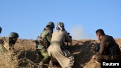 Militè Kurd yo nan zòn lès Mosoul alatak pou repran kontwòl vil la nan men gwoup Eta Islamik lan nan peyi Irak.17 oktòb 2016.