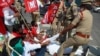 Polícia detém activistas de várias organizações na sequência do bloqueio das estradas, numa acção lideradas por agricultores contra as novas leis. Hyderabad, India, Fev. 6, 2021.