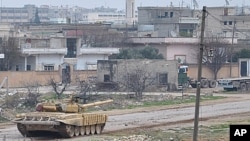 تانکێـکی حکومه‌تی سوریا له‌ کۆڵانێـکی گه‌ڕه‌کی ڕه‌سته‌نی شـاری حومس وه‌سـتاوه‌، دووشه‌ممه‌ 30 ی یه‌کی 2012