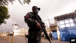 Un oficial de la Policía Nacional Civil hace guardia en los perímetros de una prisión de máxima seguridad en Izalco, El Salvador, el viernes 4 de septiembre de 2020.