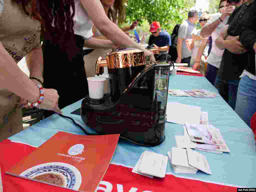 Türk gününde katılımcılara Türk kahvesi de ikram edildi