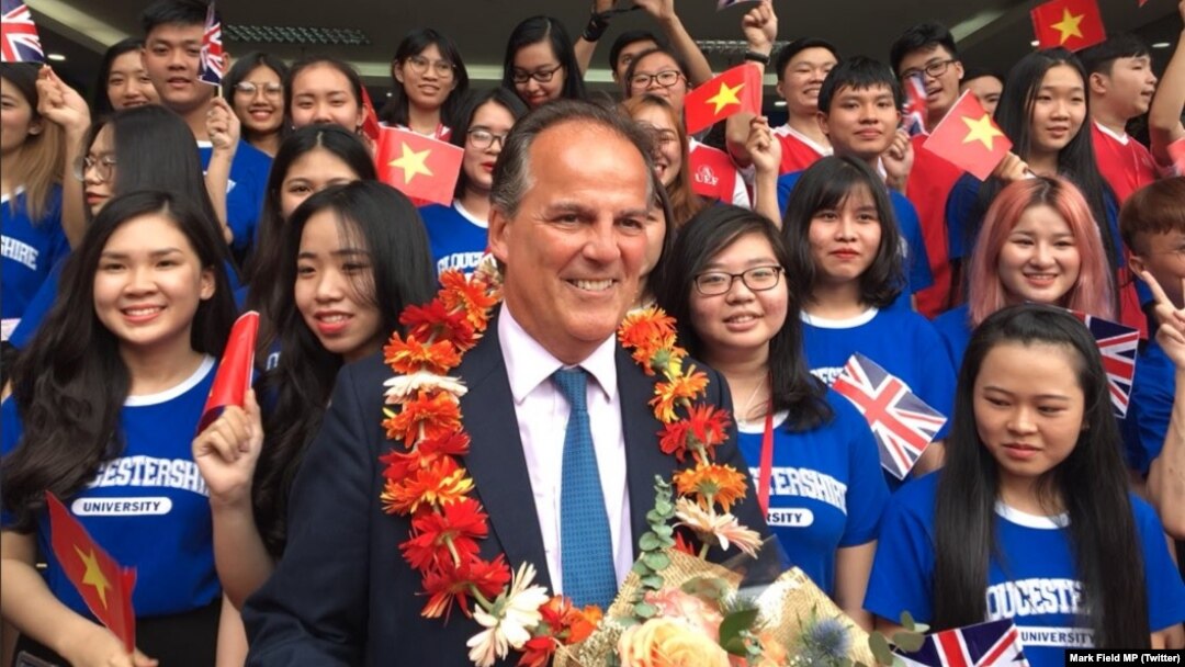 Quốc vụ khanh Bộ Ngoại giao Anh Mark Field được chào đón tại Trường Đại học Kinh tế và Tài chính TP HCM hôm 3/1/2019. Ông Field bị chỉ trích vì không lên án việc kiểm soát internet của Việt Nam bằng bộ luật mới được áp dụng. (Twitter Mark Field MP) 
