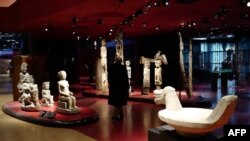 Un homme visite le musée du quai Branly - Jacques Chirac où quelque 300 000 œuvres originaires d'Afrique, du Moyen-Orient, d'Asie, d'Océanie et des Amériques sont exposées, à Paris, le 15 mars 2018. 