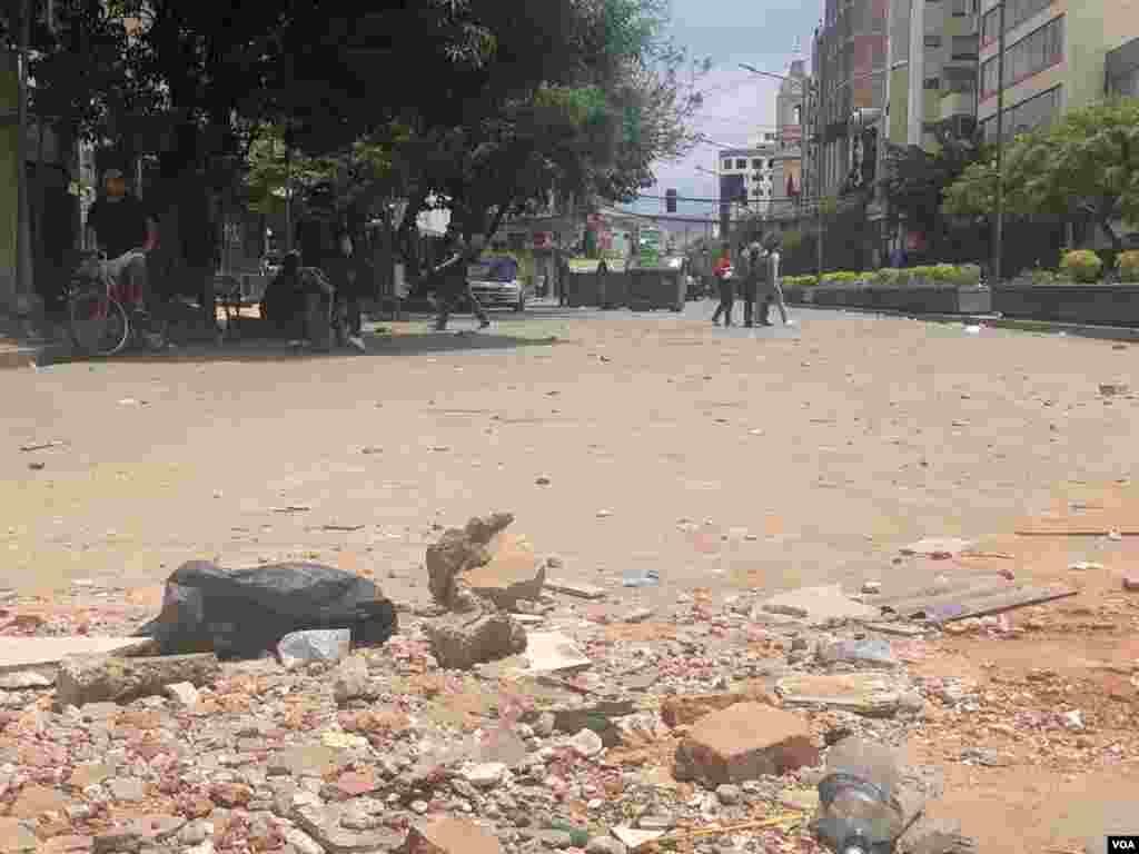 Las calles de la ciudad quedaron con restos de piedras y otros objetos que fueron utilizados durante las marchas de protesta.