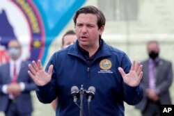 ARCHIVO - El gobernador de Florida, Ron DeSantis, habla durante una conferencia de prensa en un sitio de prueba de COVID-19 en el Hard Rock Stadium, durante la pandemia del nuevo coronavirus, el miércoles 6 de mayo de 2020 en Miami Gardens, Florida (AP Photo/Lynne Sladky)