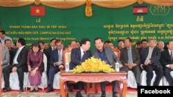 Cambodian Prime Minister Hun Sen (right) talks to his Vietnamese counterpart, Deputy Prime Minister Trinh Dinh Dung, at an inauguration ceremony of a border market between the two countries in Tbong Khmum province, Tuesday, December 24, 2019. (Facebook/Hun Sen Official Page) 