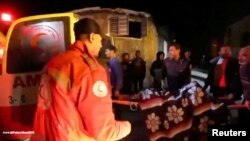 Sejumlah warga Palestina yang terluka akibat serangan Israel dibawa ke dalam ambulans untuk dibawa ke rumah sakit di Deir al-Balah, Gaza, pada 22 Desember 2023. (Foto: Palestine Red Crescent Society/Handout via Reuters)