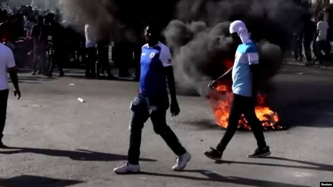 Neumáticos son quemados durante protestas en las calles de Puerto Príncipe exigiendo la renuncia del presidente Jovenel Moise, el 28 de febrero de 2021.