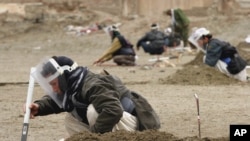 Ghulam Haidar, 25, l'ancien militien recoit one formation de deminage a Kabul, Afghanistan, samedi, mars 5, 2005. 