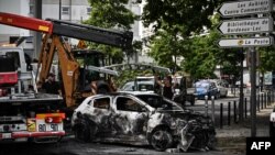 Sebuah mobil yang terbakar sedang dibawa truk derekdi Bordeaux, Prancis barat daya, 30 Juni 2023, sehari setelah kerusuhan dan insiden penembakan bocah lelaki berusia 17 tahun.