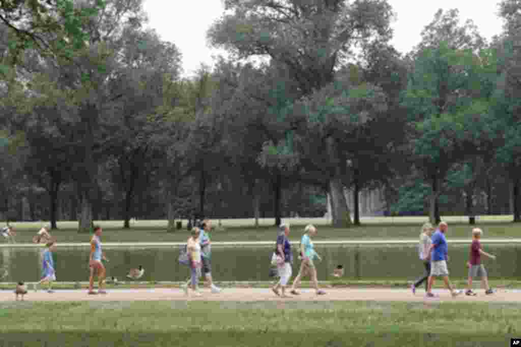 游人正步往林肯纪念馆