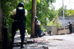 Polisi menggeledah distrik Morne Calvaire di Petion Ville untuk mencari tersangka yang masih buron dalam pembunuhan Presiden Haiti Jovenel Moise di Port-au-Prince, Haiti, 9 Juli 2021. (Foto: AP)