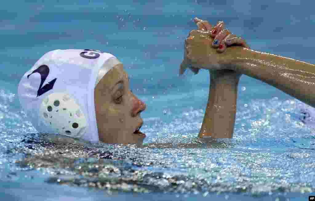 Chloe Wilcox, de Gran Bretaña, es felicitada por una compañera de su equipo luego de marcar un gol durante un partido preliminar de water polo femenino en contra de Rusia.