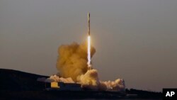 ARSIP – Roket Falcon 9 meluncur dari Pangkalan AU Vandenberg, California, 30 Maret 2018 (foto: Matt Hartman via AP)