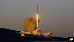 Décollage de la fusée Falcon 9 de la base aérienne de Vandenberg, en Californie, le 30 mars 2018.