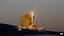 Un cohete Falcon 9 despegó de la Base Vandenberg de la Fuerza Aérea, en California, el viernes, 30 de marzo, de 2018.