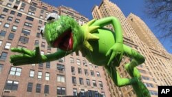 El Desfile del Día de Acción de Gracias en Nueva York, es un evento anual de la temporada navideña que atrae a miles de personas.