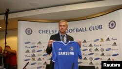 Jose Mourinho, resmi memulai jabatan sebagai Manajer baru Chelsea, masa jabatan keduanya di klub Inggris ini, Senin (10/6). 