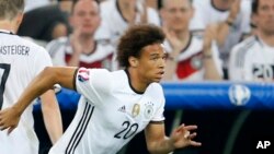 Leroy Sane entrant sur la pelouse lors d'un match entre l'Allemagne et la France pendant l'Euro, France le 7 juillet 2016